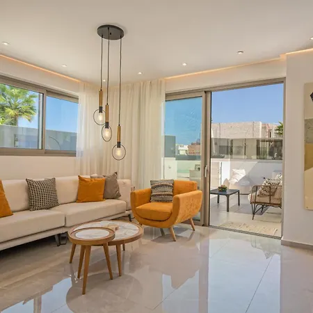 Amphimatrion Luxury Lägenhet Kalivai